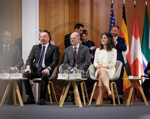 Aserbaidschans Praesident Alijew, Bundeskanzler Scholz und Aussenministerin Baerbock beim Petersberger Klimadialog